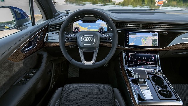 2023 Audi Q8 interior