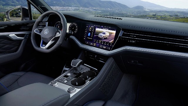 2023 Volkswagen Touareg interior